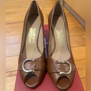 💯 authentic gorgeous Salvatore Ferragamo tan leather peep toe pumps!